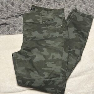 Green Jeggings with Camouflage Pattern and Durable Fabric
